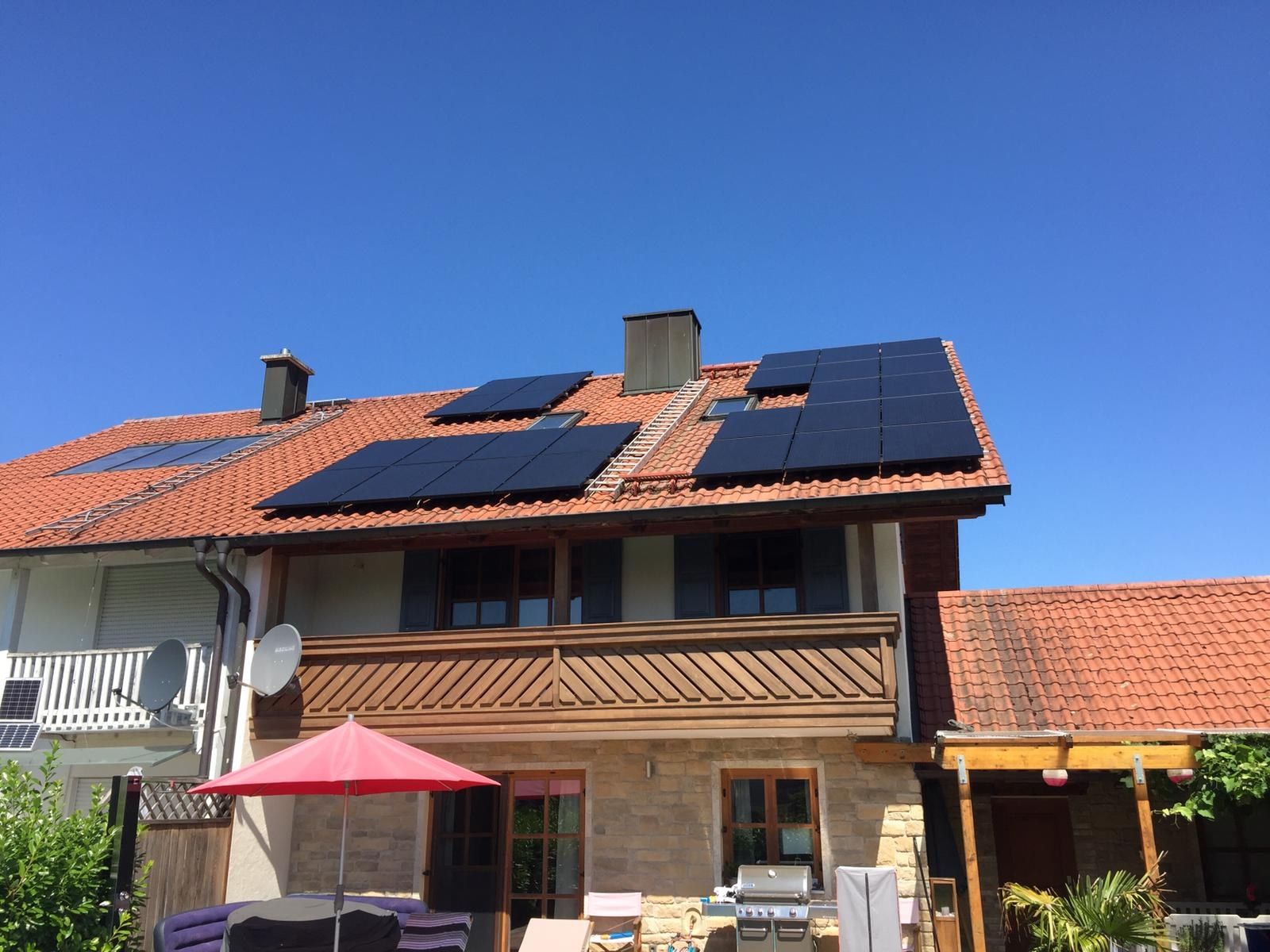 Fertige Solaranlage auf einem Wohnhaus in Oberbayern